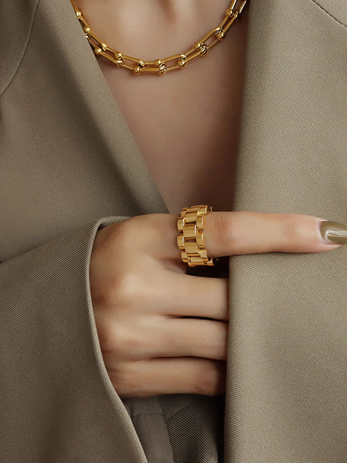 Lisha Prsten Secret Holds