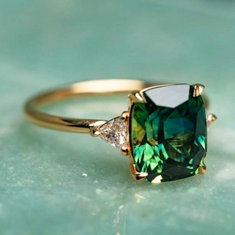 Ring with green zircon in gold