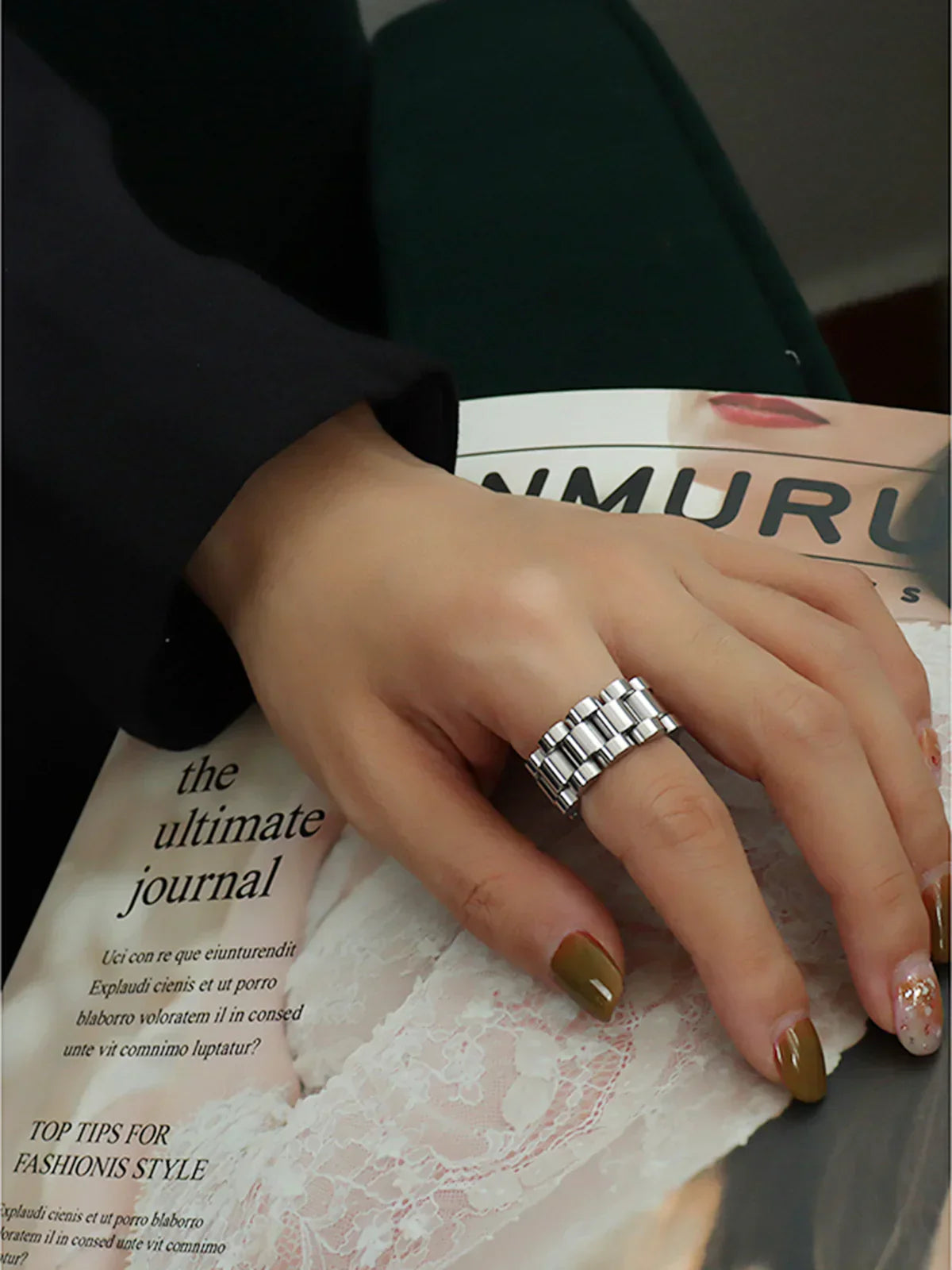 Lisha Prsten Secret Holds